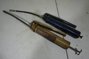 lot 28 image: 2 Manual Grease Guns