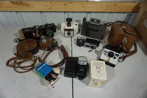 lot 39 image: Assorted Vintage Cameras and Accessories