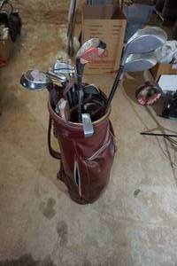 lot 40 image: Vintage Golf Bag with Clubs