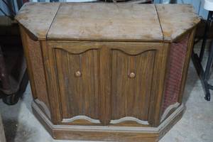 lot 66 image: Vintage Ultratone Phonograph Cabinet with AMFM