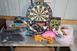lot 81 image: Assorted Toys - Some Vintage - Light Brite, RC