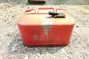 lot 143 image: Mercury Metal Boat Gas Tank