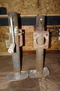 lot 139 image: 2 Side Crank Trailer Jacks