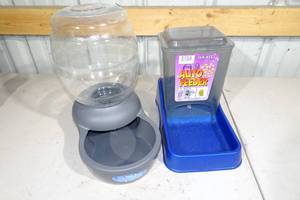 lot 118 image: Automatic Pet Feeder and Waterer