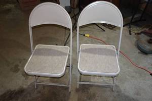 lot 114 image: 2 Vintage Folding Chairs