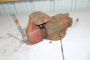 lot 62 image: Craftsman Bench Vise
