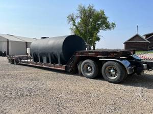 lot 2 image: Low Boy Trailer w 4250 Gal Tank