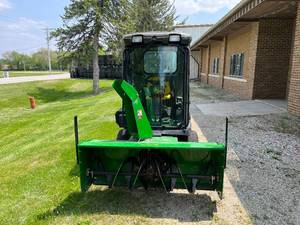 lot 15 image: 2007 John Deere 1435, Front Mount MowerBlower wCab