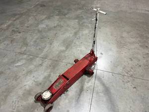 lot 16 image: Torin Big Red 10-Ton Floor Jack