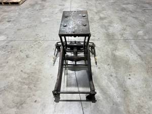 lot 17 image: Walker 1 ton Transmission Floor Jack