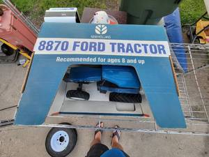 lot 9 image: Ford Tractor 116 Scale Die Cast Metal Ford Tractor