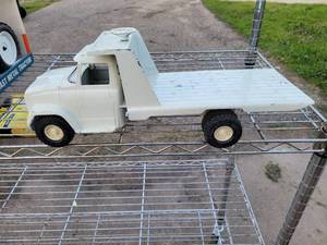 lot 10 image: ERTL Flatbed Tilting Truck