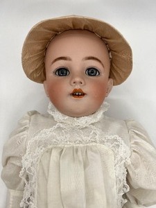 lot 1 image: Antique Simon and Halbig German Jointed Bisque Doll