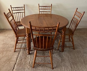 lot 14 image: Vintage Oak Dining Table and 5 Chairs with Leaves
