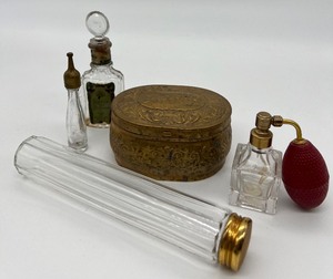 lot 159 image: Vintage Vanity Assortment