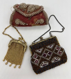lot 160 image: Trio of Vintage and Antique Mini Purses - Mesh and Beaded