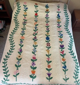 lot 190 image: Vintage Floral Handmade Quilt