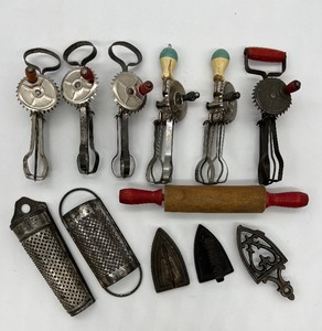 lot 199 image: Vintage Miniature Childs Toy Kitchen Wares