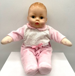 lot 220 image: Pair of Vintage MADAME ALEXANDER Dolls - Circa 1977