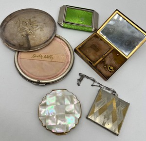lot 298 image: Bad Day Vintage Compacts - For Parts or Repair