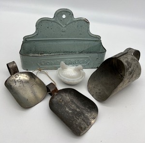 lot 271 image: Vintage Fun  Tin Comb Caddy, Miniature Glass Hen Salt Cellar and Primitive Scoops