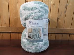 lot 19 image: ARTISAN COZY KNIT THROW, 60X70 ULTRA SOFT MACHINE WASHABLE
