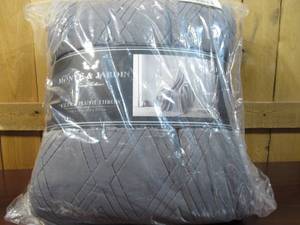 lot 39 image: Monte & Jardin Ultra Plush Throw