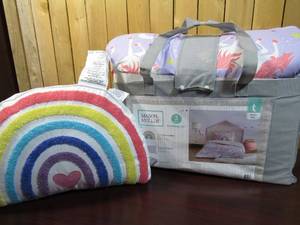 lot 37 image: Mason And Mollie Unicorn 3-piece Bedding Set (Twin)