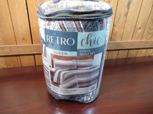 lot 48 image: Retro Chic 3-Piece Quilt Set,1 Comforter and 2 Shams Queen Quilt 90 x 98