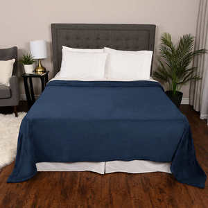 lot 9 image: Kirkland Signature Plush Blanket - Queen