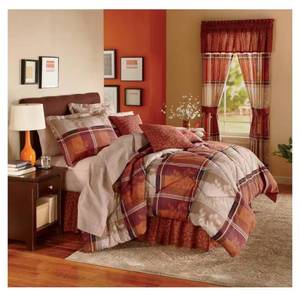 lot 169 image: Kentwood Queen Comforter