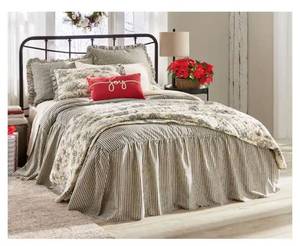 lot 225 image: Toile Quilt - FullQueen