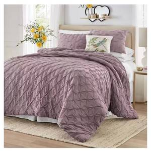 lot 215 image: Ravello Pintuck Comforter - Full