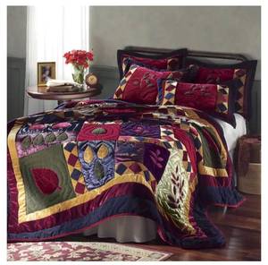 lot 221 image: Velvet Dreams Quilt - FullQueen