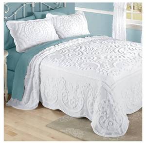 lot 229 image: Scallop Chenille Bedspread - White - Queen