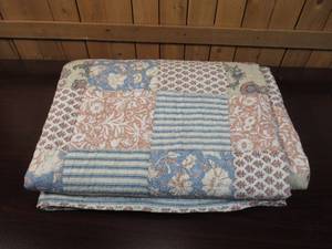 lot 255 image: Abriana Oversized Quilt - King