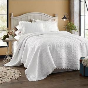 lot 286 image: Eyelet Oversized Quilt - FullQueen
