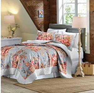 lot 43 image: Jessa Oversized Quilt - Queen