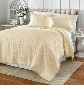 lot 50 image: Lace Overlay Coverlet - FullQueen