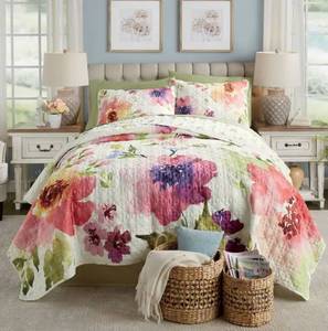 lot 53 image: Evelyn Oversized Quilt and Sham - Queen