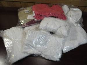lot 128 image: Lot of 9 chenille shams
