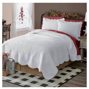 lot 105 image: Chateau Oversized Reversible Quilt - White - King