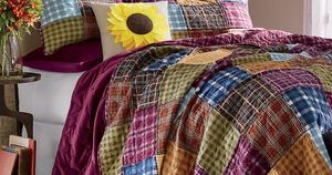 lot 121 image: Lancaster Oversized Quilt - FullQueen