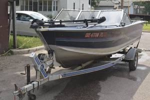 lot 1 image: 1989 Blue Fin Sportsman Boat