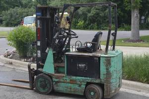 lot 5 image: Mitsubishi FBC25 Electric Forklift