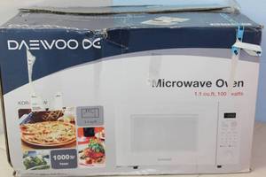 lot 13 image: RETURN - Daewoo OC Microwave Oven 1000 Watts 1.1 Cubic Feet - AS IS