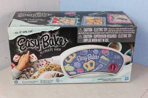 lot 32 image: NEW - Easy-Bake Ultimate Oven Creative Baking Toy