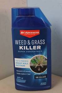 lot 114 image: NEW - BIOADVANCED 32 oz. Super Concentrate Weed And Grass Killer 687073041958 MSRP $20.97
