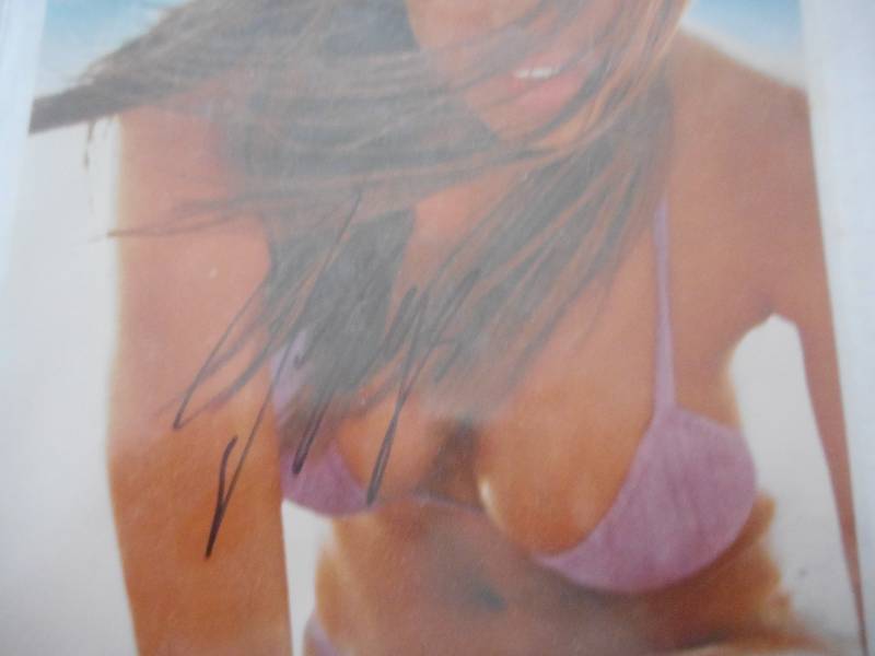 lot 1 image: 8 x 10 Tyra Banks Autograhed Photo with COA