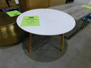 Convenience Concepts Oslo 32 in. Glossy White Medium Round Wood Coffee Table